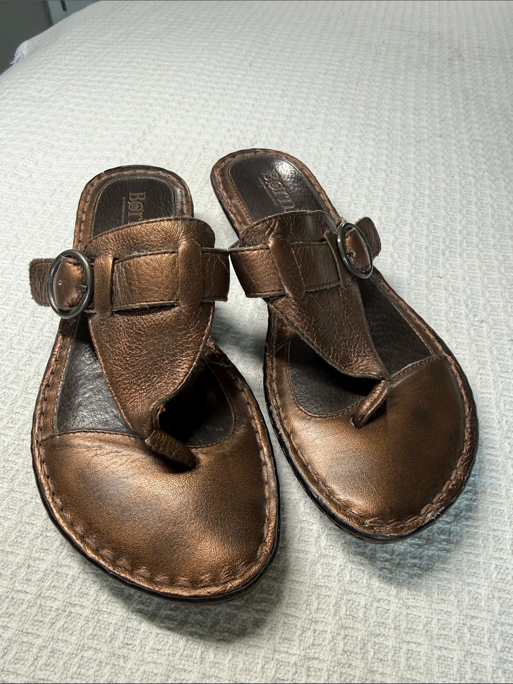 Born bronze metallic leather slip on sandals size 8